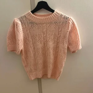 Stickad T-shirt  - Säljer denna rosa stickade T-shirt i storlek M men som sitter som xs/s! Inga fler bilder finns då den var för liten 💗