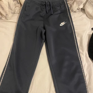 Nike byxor  - Använd några gånger men inte defekter. Storlek 158-172 men passar även XS