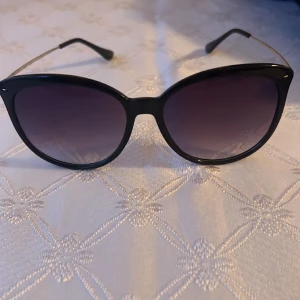 Solglasögon  - Jättefina solglasögon 