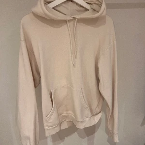 Beige hoodie - Jätteskön beige hoodie från Monki. Kommer inte till användning längre❤️ storlek xs men passar S