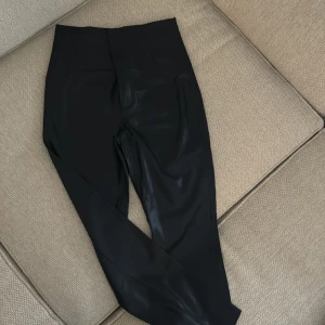 Skinn byxor - Skinn byxor från zara ny skick formar rumpan jätte fint! 