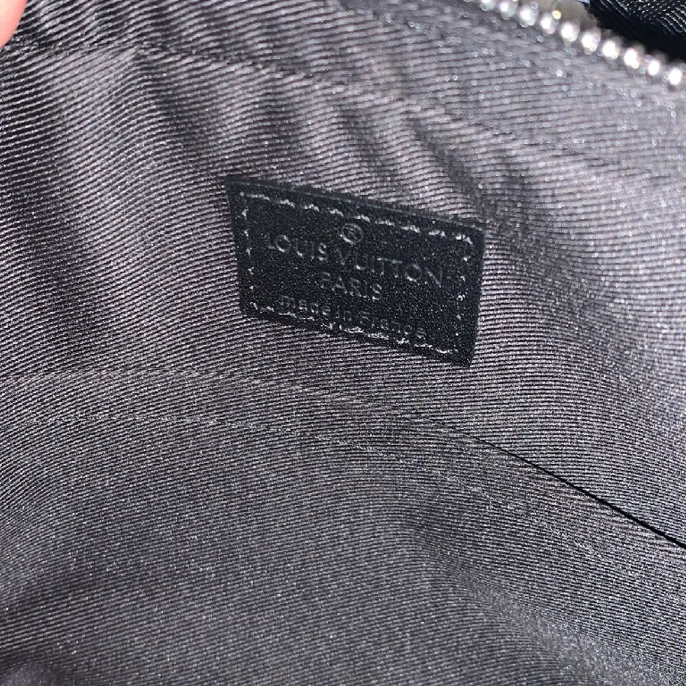 Säljer denna Louis Vuitton väska för det var inte direkt min stil och använd 1-2 gånger.  Hör av er gällande fler bilder och mer info MVH Melvin. Väskor.