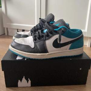 Hej jag säljer ett par Jordan 1 low laser blue som jag köpte till min storebror i julklapp förra året och då de inte passade säljer jag de. De är inte använde mycket då de inte passade. Om ni vill ha mer bilder eller har några andra frågor kom Pm.