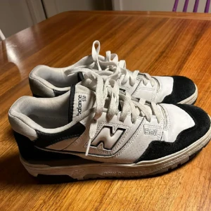 New balance 550 - Skick 9/10 använda Max två gånger. Ett par bra skor för våren sommaren och hösten kan även användas i vintern. En basic men snygg sko som kan användas till alla möjliga stiler. Säljer de för att köpa ett par nya skor. Nypris ca 1700 mitt pris 700