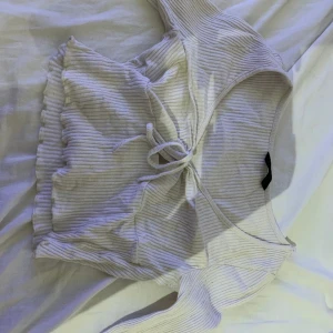 Vit tröja  - Vit tröja öppning vid bröstet och snöre vid bröstet använd få gånger 