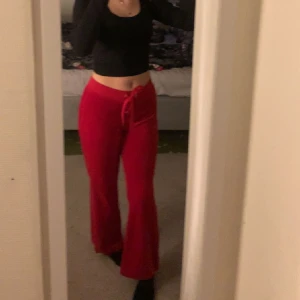 Röda velour byxor - Jätte snygga velour byxor passar någon som är under 160cm använd 1-2 gånger. Stl Xs köpt på Lindex