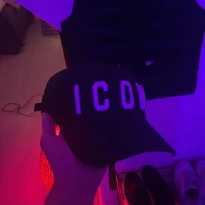 Dsquared2 ICON keps - en populär keps från Dsquared2 i bra skick. har använts lite och är därför lite ljusare i färgen. Annars så är den väldigt fin. Nypris ligger på ca 1600