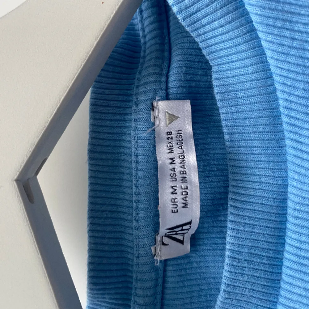 En otroligt snygg tröja med volanger från zara. Tröjan har en väldigt fin och stark blå färg!💙köpt för 150 kr men säljer för 100 kr, mycket bra skick på varan🍾. Toppar.
