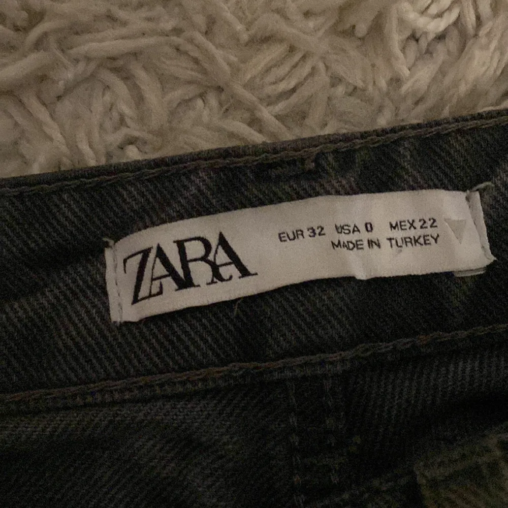 Jättesnygga jeans från zara som är low waist och straight😍. Köpta på plick för 300 och säljer för 150. Äslkar dessa byxor men säljer då de blivit lite för små. Passar ngn som är cirka 160 cm lång. Tveka inte på att höra av er❤️🫶🏻. Jeans & Byxor.