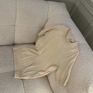 Beige stickad tshirt - Super fin, storlek S