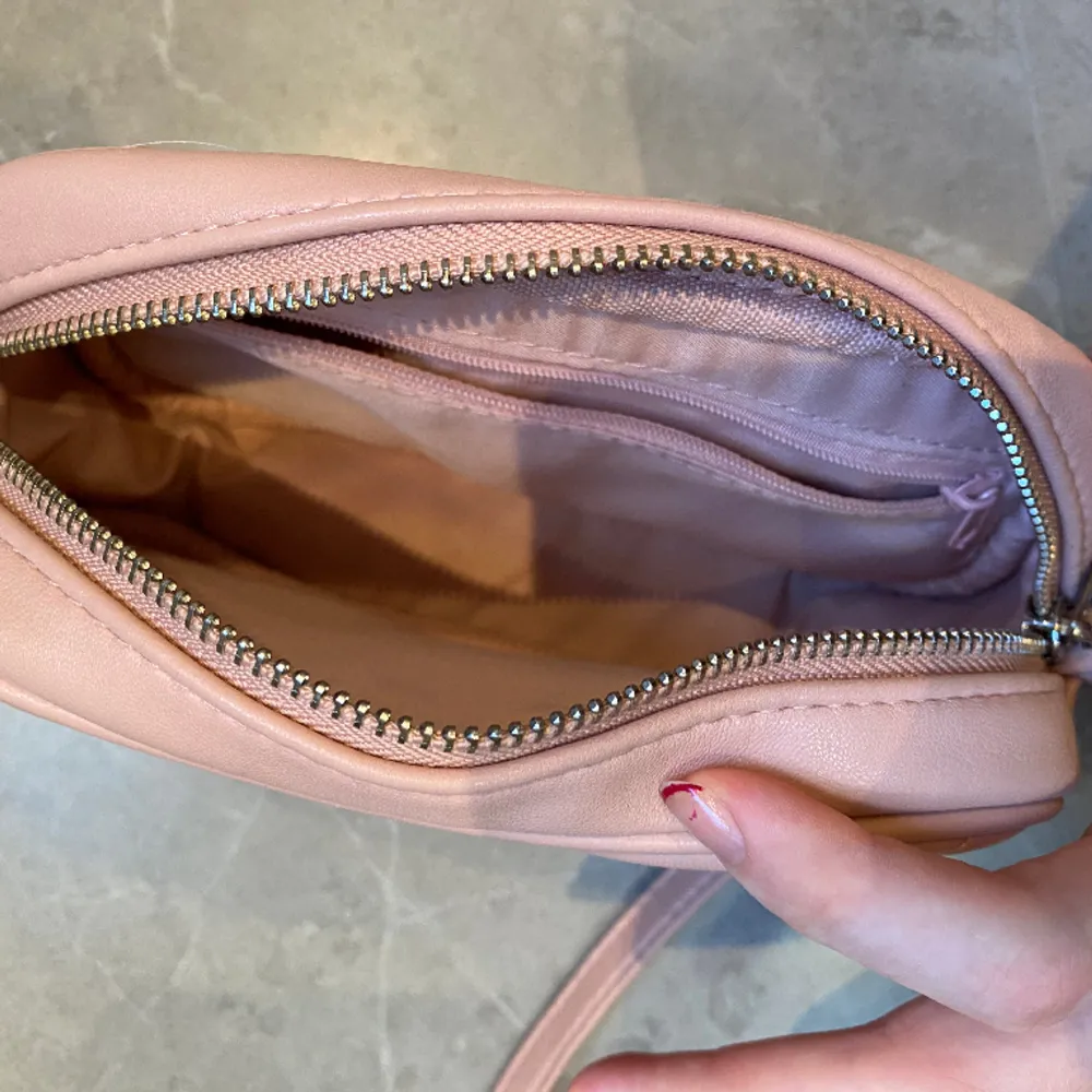 Supersöt rosa väska från Glitter! Knappt använd och därför som ny!💞💞. Väskor.