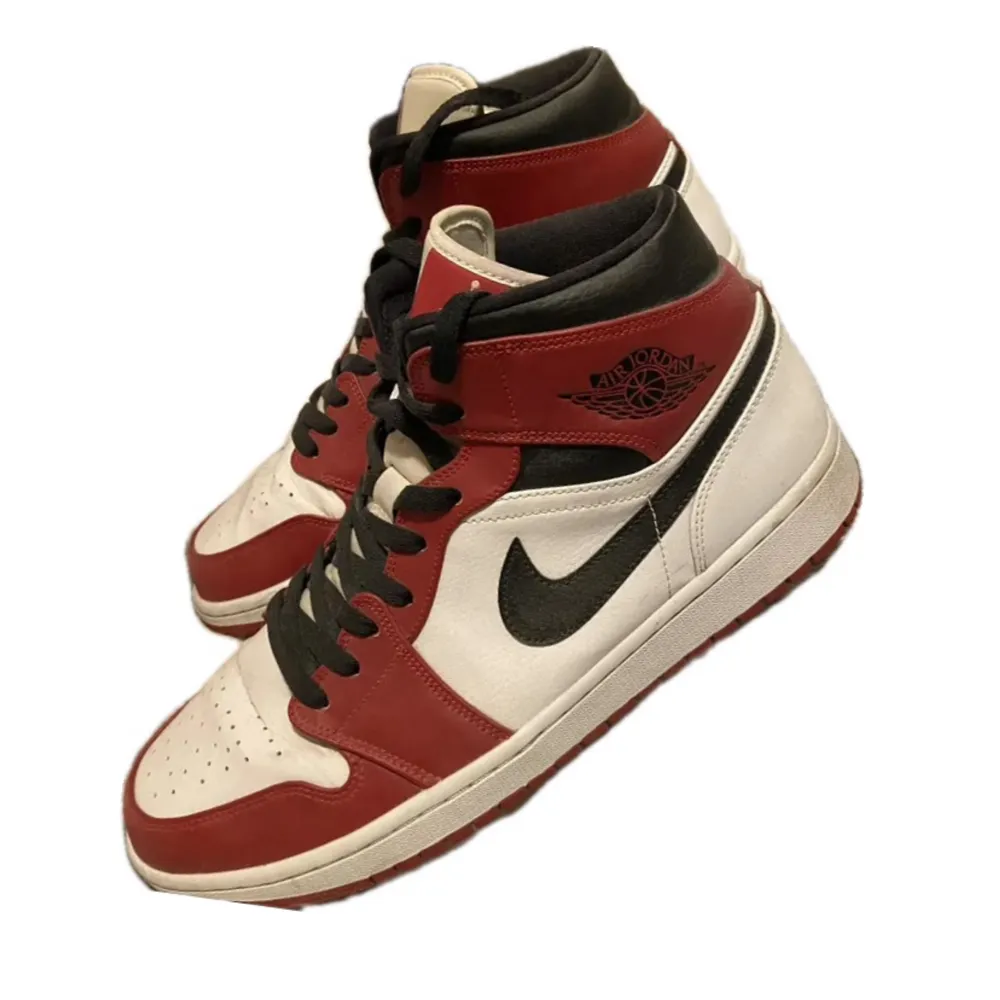 Air Jordan 1 High Chicago❤️ De är i använt skick med inga skador, smuts kan tvättas bort lätt! (Äkta skor, QR kod finns inne) skriv för mer bilder eller funderingar:). Skor.