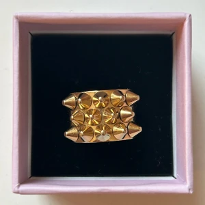 Edblad ring - Säljer min Edblad peak ring då den är förstor! Oandvänd och är som ny. 