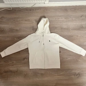Ralph Lauren zip - Säljer min Ralph lauren Ziptröja som jag köpte här på Plick då den inte passade. I storlek S