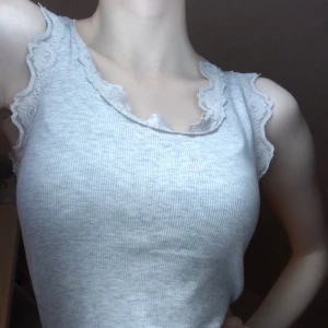 Spetslinne  - Supergulligt grått spetslinne från Lindex. Linnet går nästan över höfterna på mig som är 165. Bara höra av dig om du har några frågor 🌸