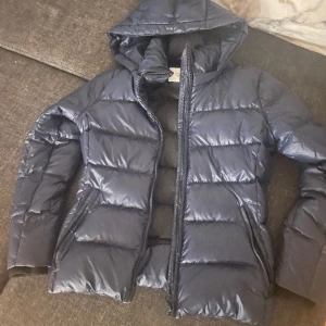 Clavin Klein jacka  - Skriv för mer frågor eller funderingar💗(den är mörkblå) 