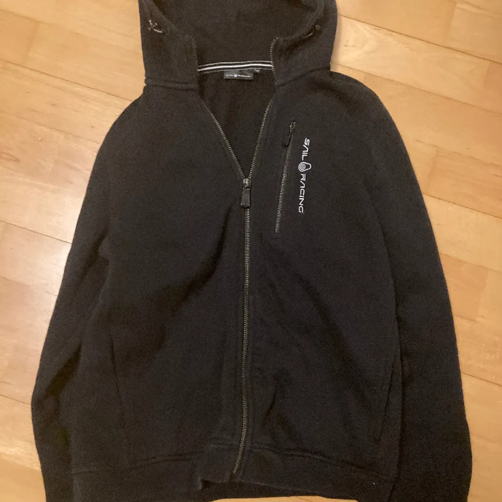 Säljer min Sail Racing zip hoodie eftersom att jag inte använder den längre nypris 1000 på kidsbrandstore. Hoodies.