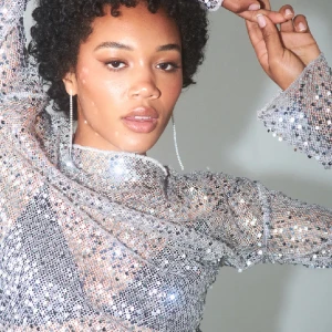 Gina festtopp 🛍️💋🎀 - Snygg festtröja i storlek Xs med silrvriga paljetter! Perfekt för nyår 