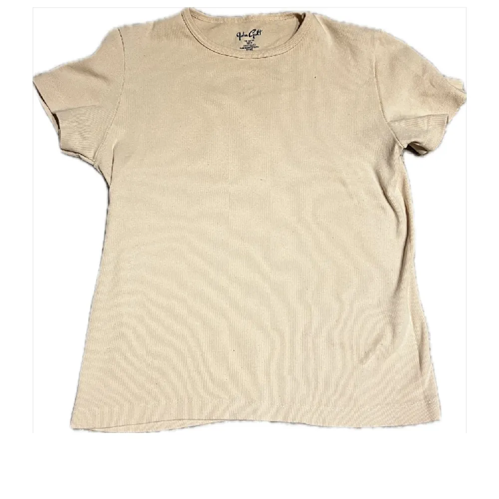 Beige/offwhite T-shirt från Brandy Melville i 100% Bomull. Den har mycket tjockare material än 