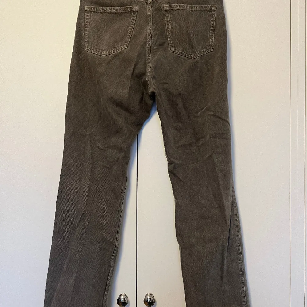 Säljer ett par snygga jeans från weekday av modellen Rowe. Storlek W29/L32. Aningen vida, raka jeans med lite högre midja. lite mörkgrå i färgen. Fler bilder kan tillhandahållas vid intresse. Tar bud.. Jeans & Byxor.