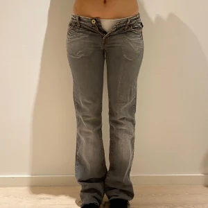Lågmidjade jeans - Står att dem är i storlek 29 men de är min vanliga storlek å dem passar inte mig så skulle säga att dem är 28/27 Längd 34💕 De har en liten fläck på framsidan, syns knappt. Midjemått 40cm, Innerbenslängd 77cm.