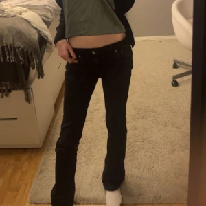 Svarta lågmidjade boothcut - Säljer mina absoluta favorit zara jeans i svart. De är lågmidjade och bothcut och super skörna. Säljer då de tyvärr blivit försmå och sitter inte som jag vill längre. De är i storlek 36.