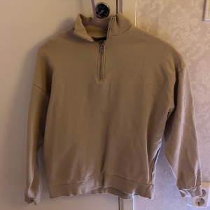 Half zip - Säljer denna helt oanvända half zipen i beige storlek S från Asos. Skicket är som ny.