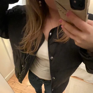 Acne Studios Jacka - Säljer denna super fina och varma Acne Studios jackan i storlek s. Jackan har tecken på användning men inget seröst, skriv för mer bilder. Original pris på 8 500 kr!✨