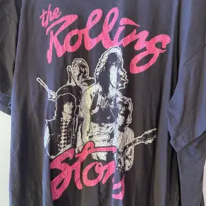 Oversized Medium, Rolling Stones T-Shirt, Köpt på H&M. inga defekter, super fint skick. Nypris: 200:-