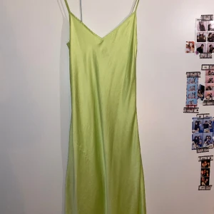 Grön satin klänning - Bright ljusgrön, har en tråd som är lite dragen men syns inte mycket när klänningen väl är på. 