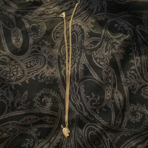 Vill endast byta - Någon som har denna delen av Marianilsdotter halsbandet som hade velat byta med ett guld?🫶🏻då jag använder guld mer❤️‍🔥