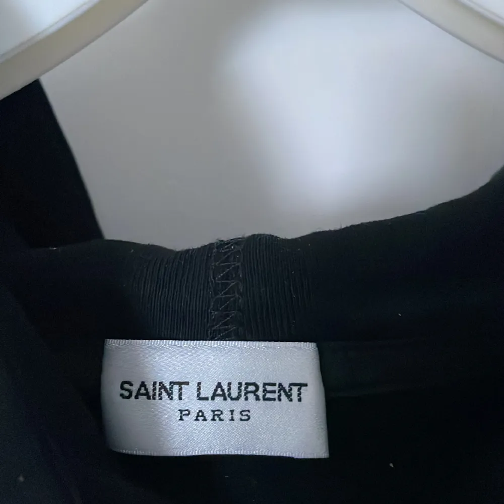 Säljer min sjukt snygga hoodie från saint Laurent. Nypris ligger på ca 10 000.  Kan gå ner i pris vid snabb affär!!. Hoodies.