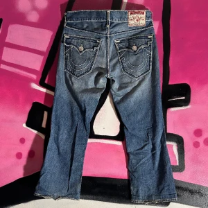 True Religion Jeans - Tjena asfeta ovanliga trueys i strlk 32/32 sitter rätt baggy , breda nere så lägger sig tvärfint över skon!! Mått i dm!!  Mvh william !! Pris ej hugget i sten!! 