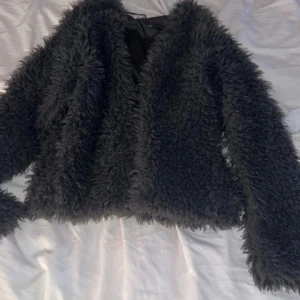 Fluffig jacka - Säljer den då den inte kommer till användning längre! Modellen på sista ör hur jackan ser ut på!