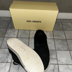 Axel Arigato skor - Säljer ett par arigatos i strl 43, de är i riktigt bra skick dock inte tvättade. Hör av er vid minsta fundering eller fråga! 