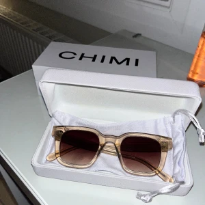 Chimiglasägon - Trendiga och stilrena chimiglasögon i modellen 04 i färgen ”Ecru” perfekta inför sommaren! Glasögonen har en skada som därav sänker priset. Skriv privat vid frågor eller fler bilder💖🤩