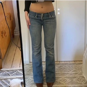 Levis jeans lågmidjade  - Levis jeans lågmidjade bootcut i storleken w28 l32  Passar mig som är 165cm. (Bilder från tidigare ägare) skulle säga att de sitter mer som en 27 i midjan 