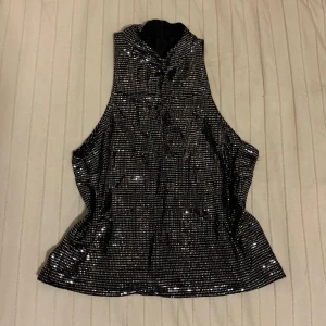 glittrig topp - köpt second hand, använd endast en gång av mig!! toppen skick, perfekt till klubben
