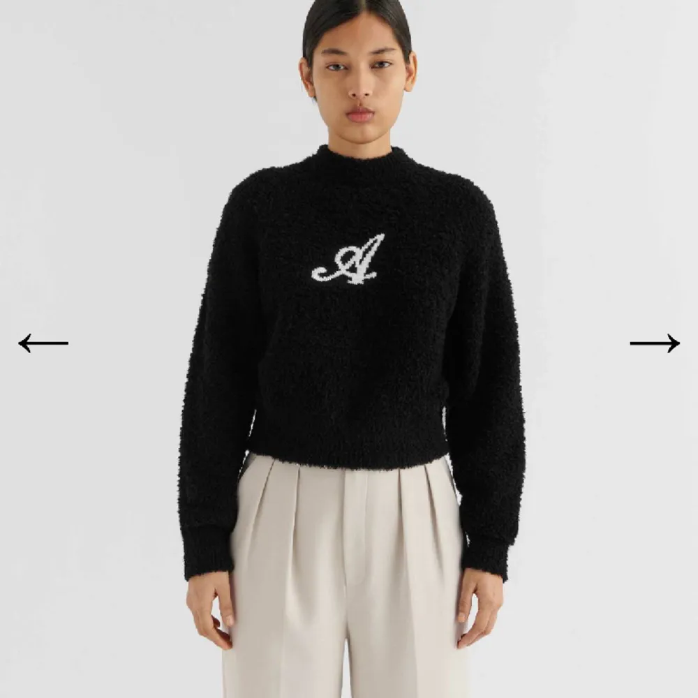Oanvänd. Nypris 3150 kr.  Roots sweater. Stickad i en wool-blend som får en  textured, bouclé-effekt. . Tröjor & Koftor.