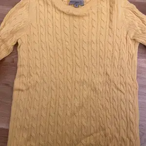 Säljer denna gula stickade tröjan från Ullared då jag aldrig använt den💕 säljer den billigt då jag bara vill bli av med den💕 priser kan diskuteras och hör av er vid frågor eller intresse💕💕 nypris ca 150☺️