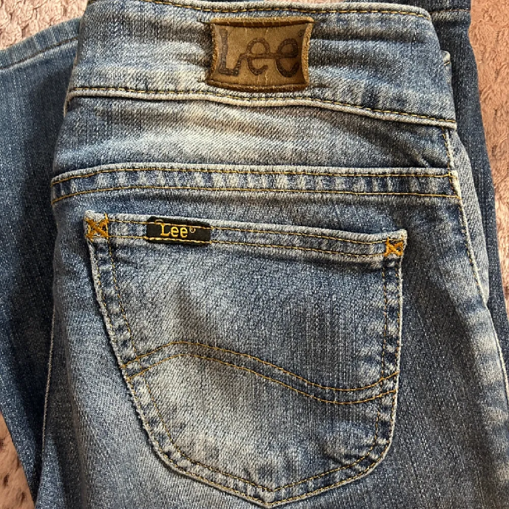 Jättesnygga Lee jeans, säljer pga att dom inte blir andvända så mycke längre.Tredje bilden är lånad. Köpte på vinted. Jättefint skick och dom tvättas innan dom skickas.💕Jag är 163 och passar mig i längden!💕. Jeans & Byxor.