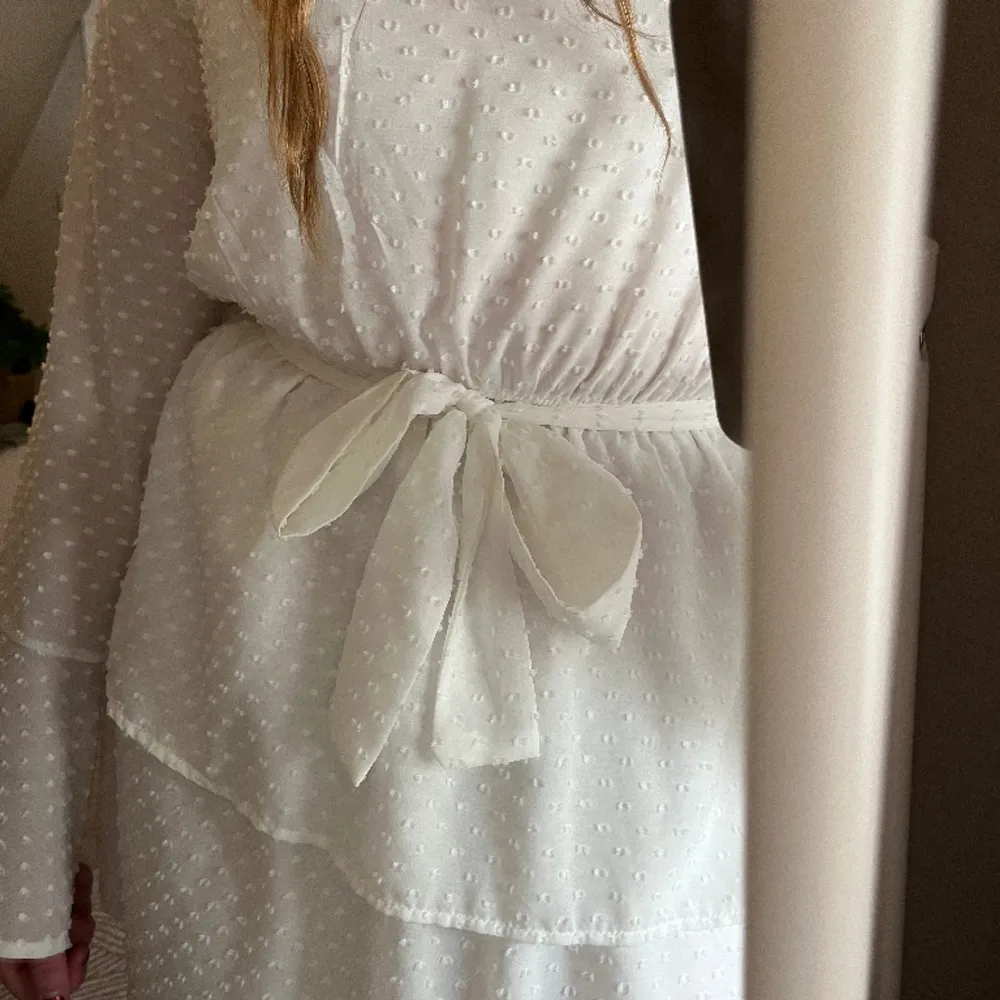 Säljer mina vita klänning från Madlady i storlek M🫶🏼 passar perfekt till studenten eller skolavslutningen!! . Klänningar.