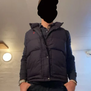 Ralph Lauren väst - Säljer min Ralph lauren väst då jag växt ur den. Inga defekter, 7-10 skick.  Hör av dig vid frågor! 