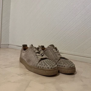 Christian Louboutin - Loubs i storlek 41. Skorna är använda men har mycket kvar att ge. Det saknas två taggar. Hör av er vid frågor eller fler bilder 👍