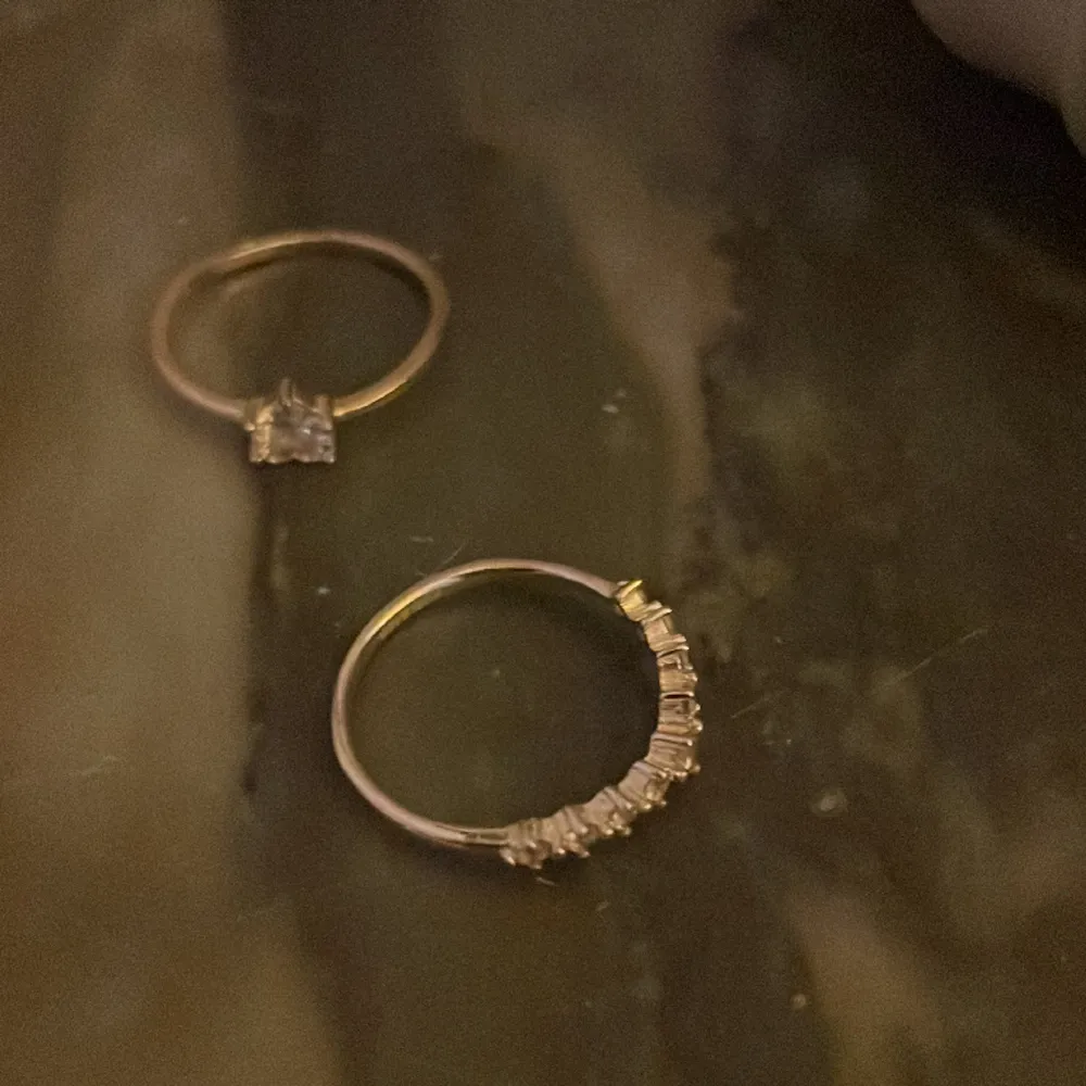 säljer dessa ringarna i riktigt silver då de inte används längre❤️ båda är i storlek 17,5/ M och är från glitter❤️ 60kr styck eller båda för 100kr. Accessoarer.