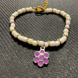 Armband - Sött armband med guldiga detaljer + lila blomma 