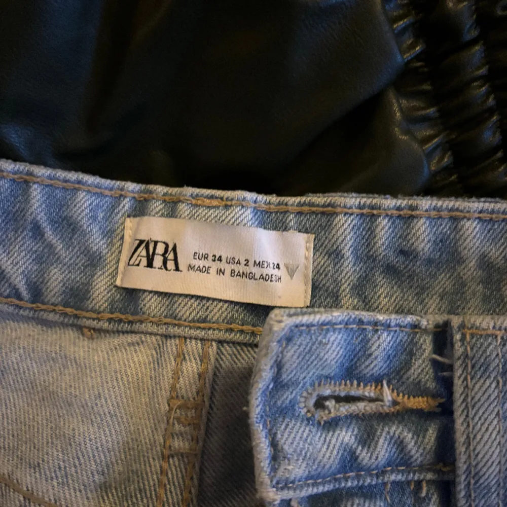 Ett par jeans från zara som är midwaist. De är använda men fortfarande bra skick. . Jeans & Byxor.