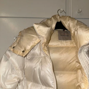 Moncler  - Säljer helt ny moncler jacka storlek M  Passar också en L  Endast testad  2500kr 