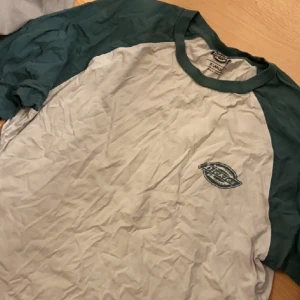 Dickies tröja - Varan är i bra skick ser ut som fläckar men är endast skugga, fler bilder kan tas vid intresse