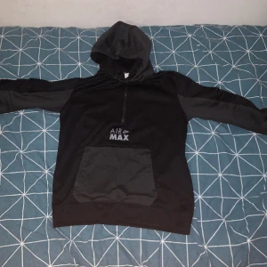 Nike airmax tröja  - Jätte fin Nike air Max tröja, ny skick. Den säljs för ungefär 900 men jag säljer för 250